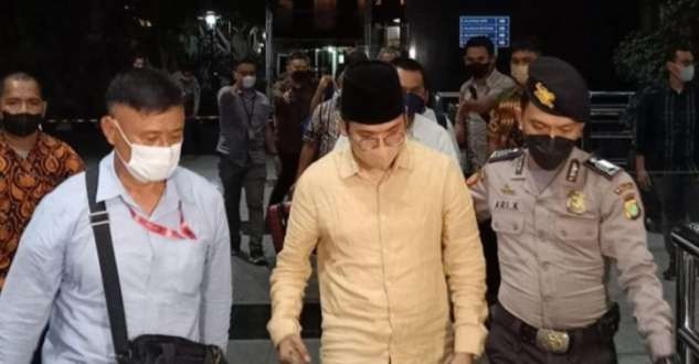 Bupati Bangkalan Abdul Latif Amin Imron beserta lima tersangka lainnya tiba di Gedung KPK Jakarta  Rabu malam 7 Desember 2022. ( Foto: Arsip KPK)