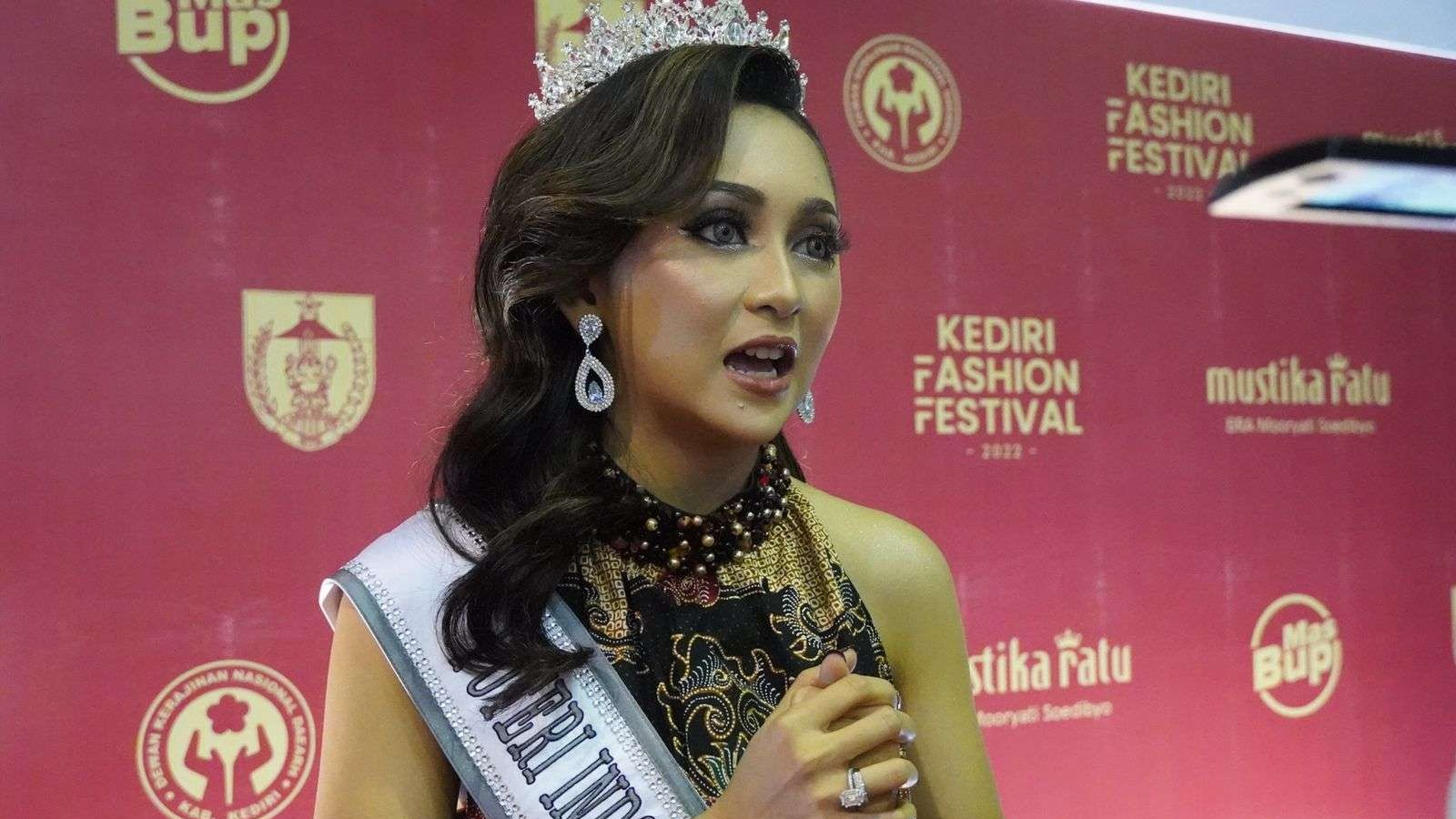 Finalis Putri Indonesia Dini Nurfitri Widjaya memuji keindahan batik motif khas Kediri. Pujian tersebut disampaikannya di Kediri Fashion Festival. (Foto: Kominfo Kabupaten Kediri)