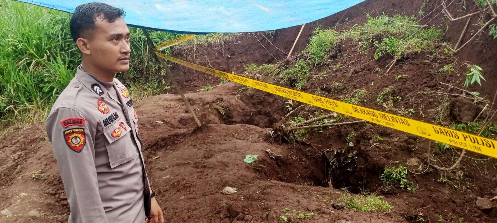 Lokasi tebing longsor yang menimpa empat pekerja penggali pondasi rumah di Desa Ngepung, Kecamatan Sukapura, Kabupaten Probolinggo. (Foto: Ikhsan Mahmudi/Ngopibareng.id)