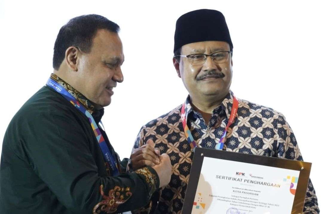 Kota Pasuruan mendapatkan penghargaan sebagai peringkat pertama kategori kota dalam peningkatan indeks pencegahan korupsi MCP. (Foto: Dokumentasi Kota Pasuruan)