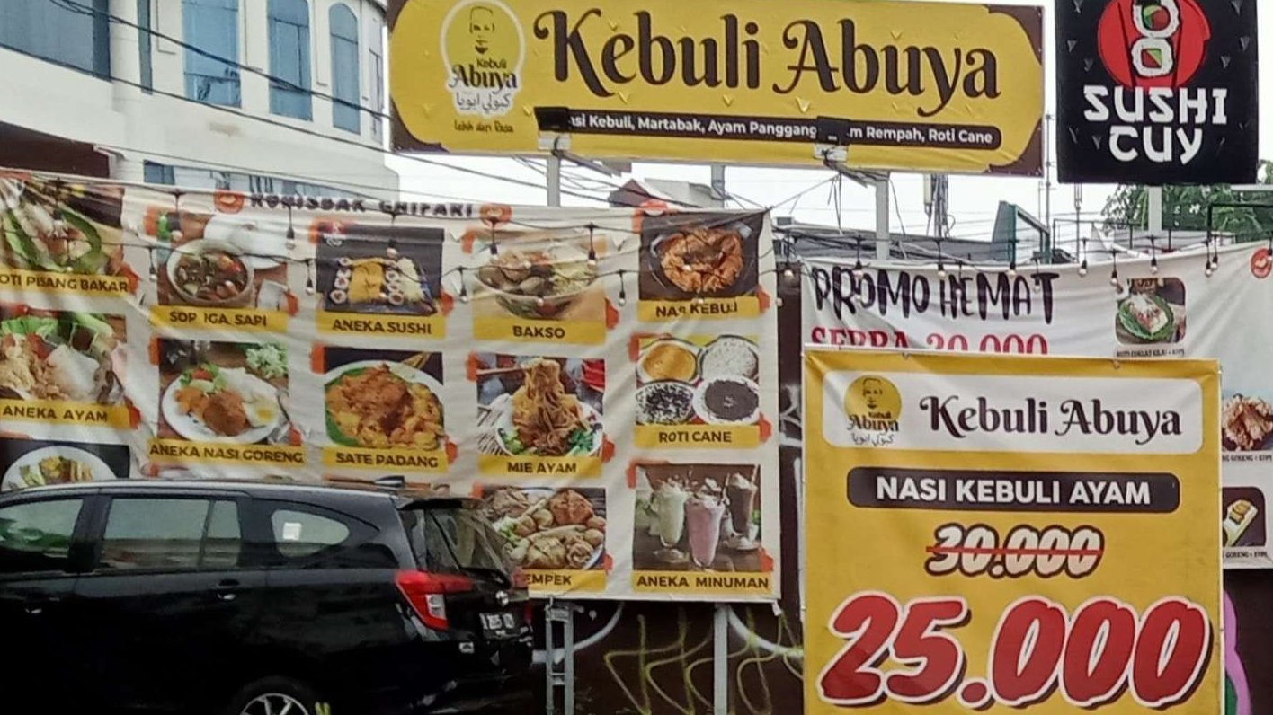 Sebuah rumah makan di Jalan Kebayoran Lama, Jakarta Selatan menawarkan nasi kebuli dengan harga promosi. (Foto: Asmanu Sudharso/Ngopibareng.id)
