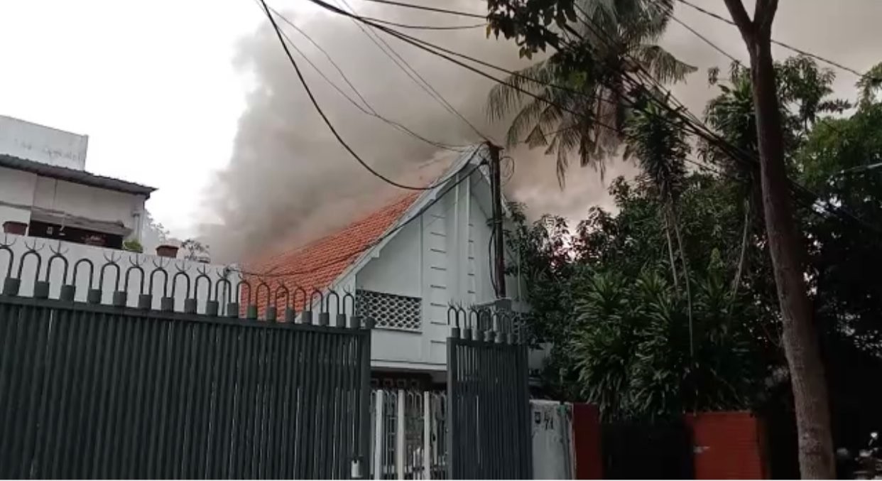 Rumah terbakar di Jalan Dr. Soetomo akibat LPG bocor (Foto: dok. BPBD Surabaya)