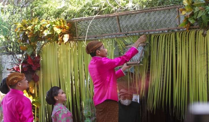 Presiden Jokowi memasang bleketepe atau daun kelapa yang dianyam sebelum memulai prosesi siraman putra bungsunya, Kaesang Pangarep, di Solo, Jumat 9 Desember 2022 pukul 08.00 WIB. (Foto: Solopos)
