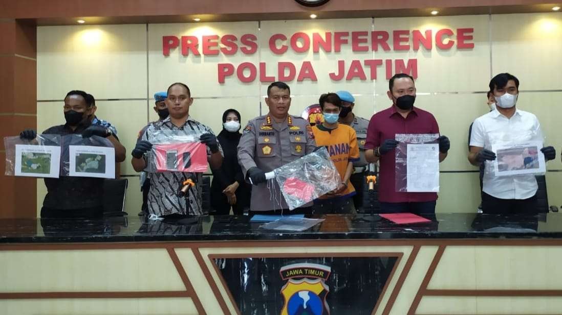 Kabid Humas Polda Jatim, Kombes Pol Dirmanto dan penyidik Subdit III Jatanras menunjukkan barang bukti pembunuhan berencana di Mapolda Jatim, Jumat 9 Desember 2022. (Foto: Fariz Yarbo/Ngopibareng.id)