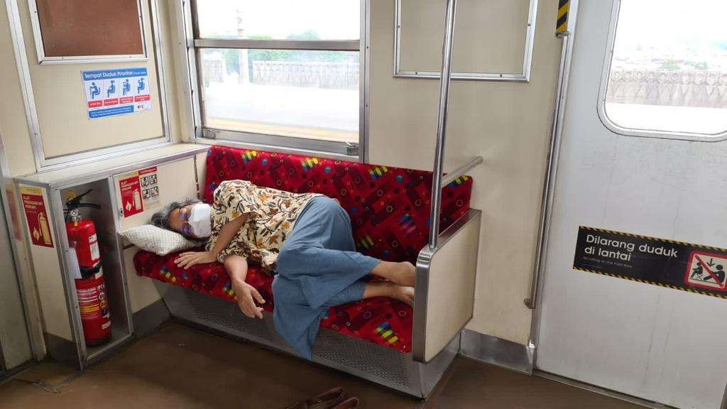 Seorang ibu bernama Andari terbaring di kereta KRL karena sakit ketika dalam perjalanan. (Foto: Whatsapp)