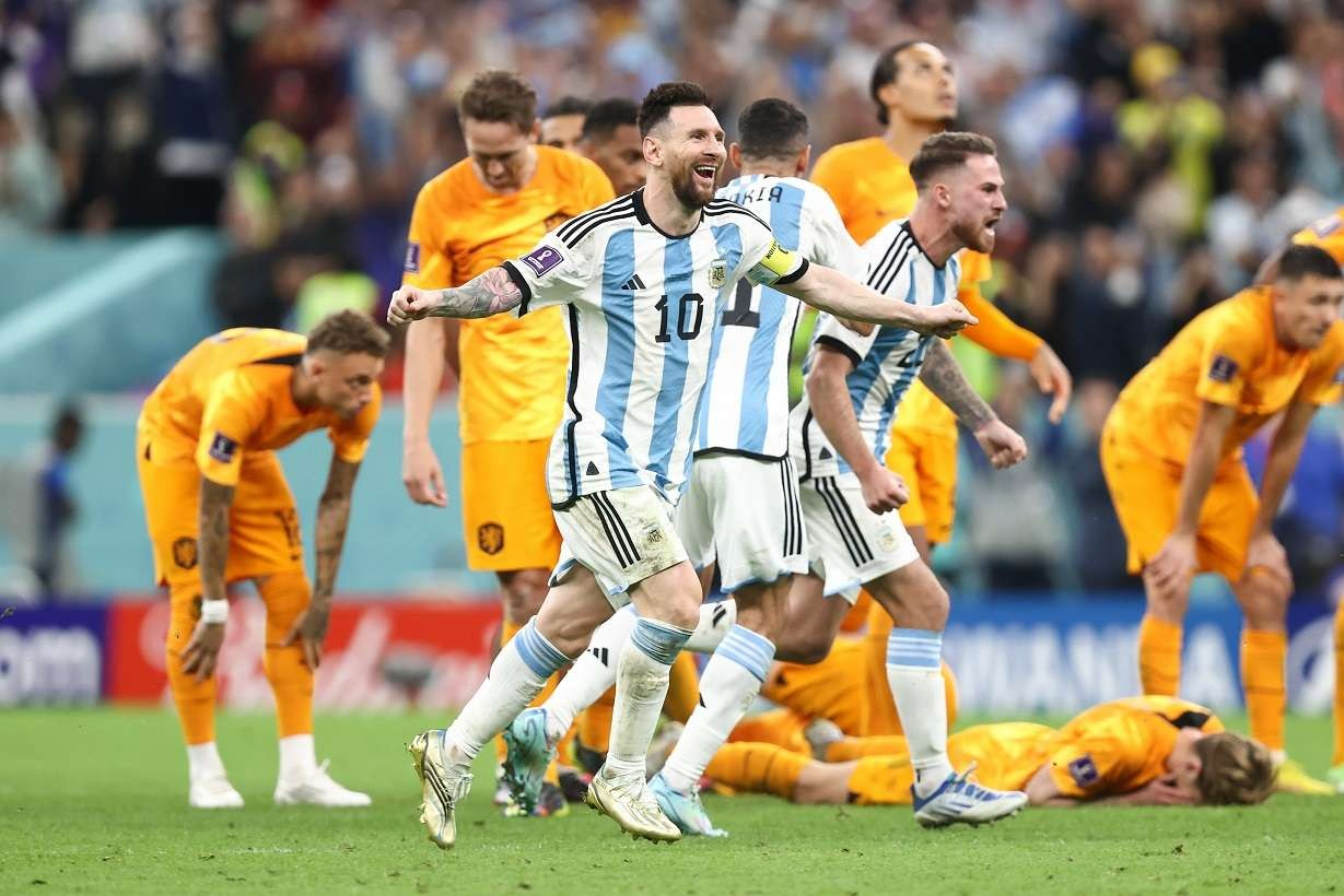 Ekspresi kebahagiaan Lionel Messi usai Argentina menang lewat drama adu penalti atas Belanda, Sabtu 10 Desember 2022 di Lusail Iconic Stadium. (Foto: Twitter/@FIFAWordlCup)