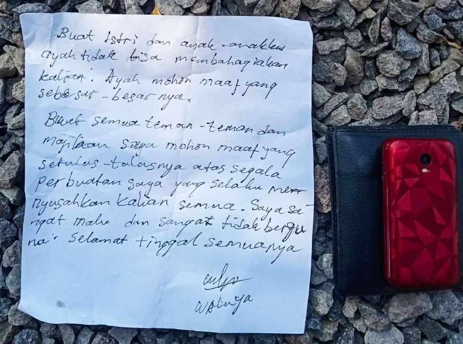 Surat wasiat yang ditemukan di sekitar lokasi kejadian Waluyo gantung diri (foto : Aini/Ngopibareng.id)