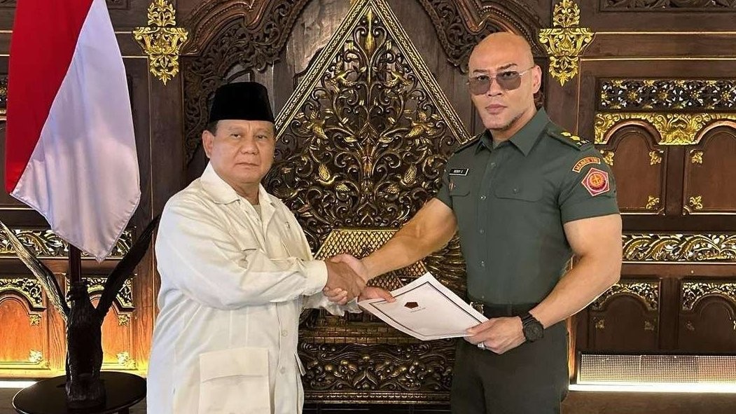Menteri Pertahanan (Menhan) Prabowo Subianto menyematkan pangkat kehormatan Letnan Kolonel (Letkol) Tituler kepada Dedy Corbuzier. (Foto: Instagram @masterdeddycorbuzier)