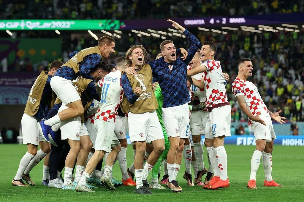 Para pemain Kroasia merayakan kemenangan mereka atas Brasil di babak 16 besar melalui drama adu penalti, Jumat 9 Desember 2022. (Foto: Twitter/@FIFAWorldCup)