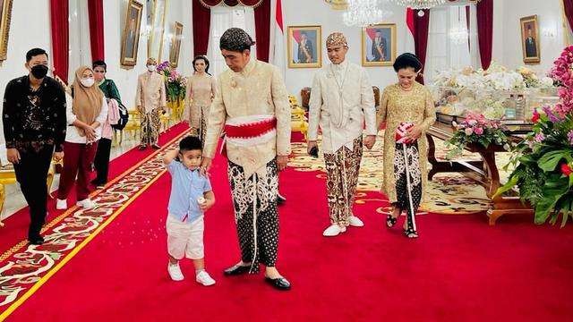 Presiden Jokowi gagal membujuk Penembahan Al Nahyan Nasution, cucu keempatnya, pakai beskap dan kain batik seragam di pernikahan Kaesang Pangarep dan Erina Gudono, Minggu 10 Desember 2022. (Foto: YouTube Setpres)