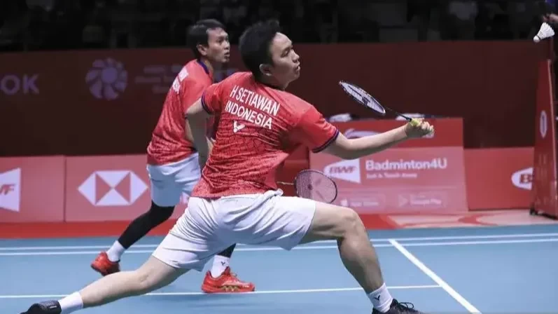 Ganda putra Indonesia Mohammad Ahsan/Hendra Setiawan kalah dari ganda China  Liu Yuchen/Ou Xuanyi di Final BWF World Tour Finals 2022. (Foto: Ant)