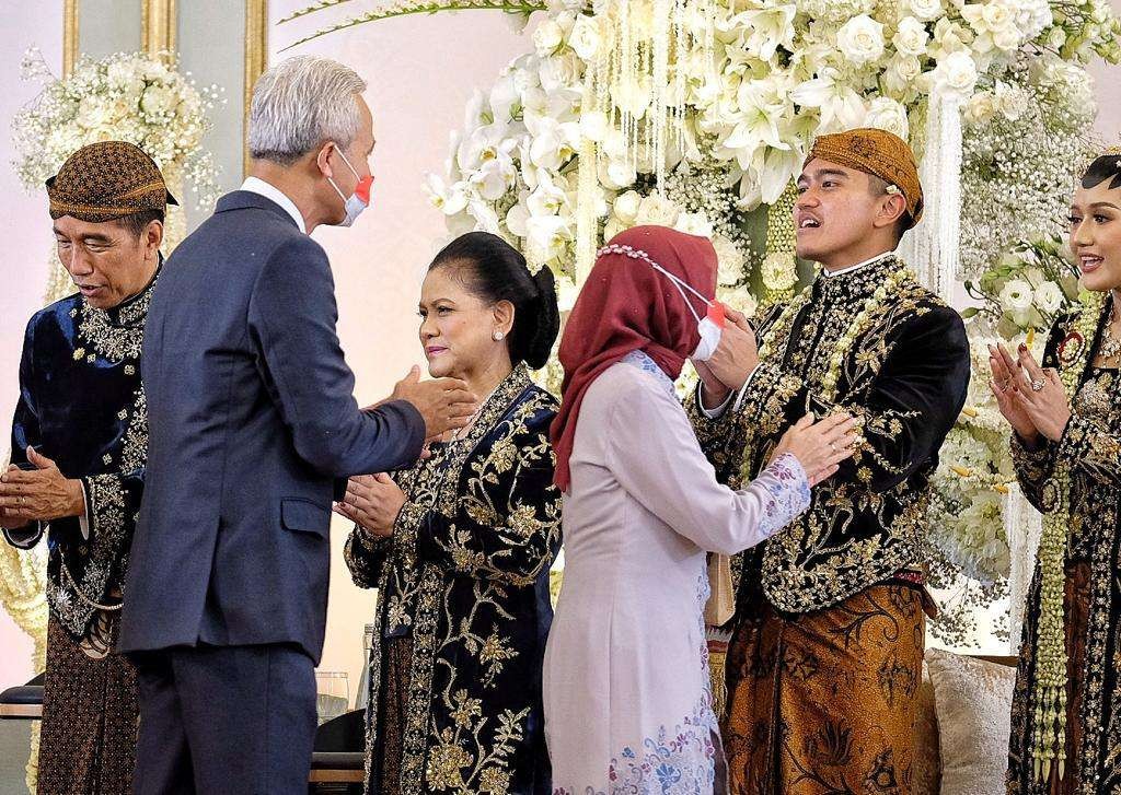 Gubernur Jawa Tengah Ganjar Pranowo beserta istri, Siti Atikoh menghadiri acara pernikahan putra Presiden RI Joko Widodo, Kaesang Pangarep dengan Erina Gudono. (Foto: Dokumentasi Jateng)