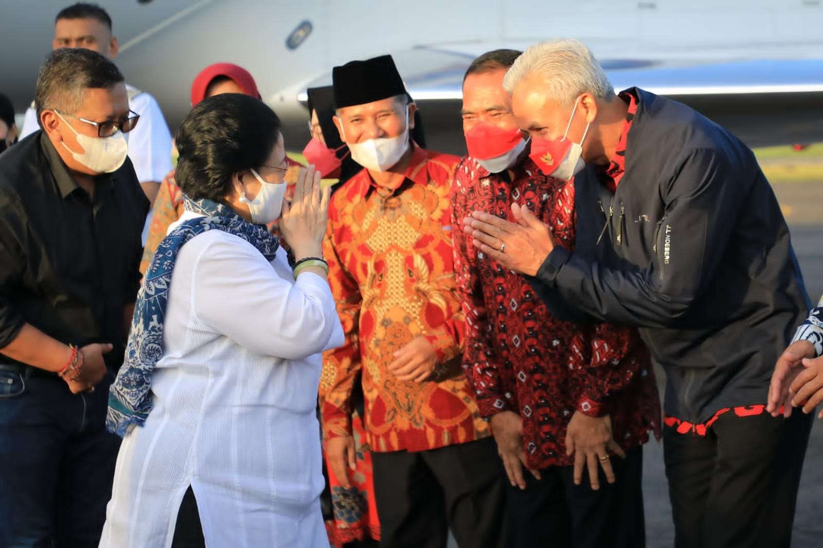 Gubernur Jawa Tengah Ganjar Pranowo menyambut Ketua Umum PDIP Megawati Soekarnoputri. (Foto: Diskominfo Pemprov Jateng)