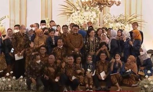 Reuni Ibu Negara Iriana Jokowi malah menghalangi pengantinnya. (Foto: YouTube Presiden Jokowi)