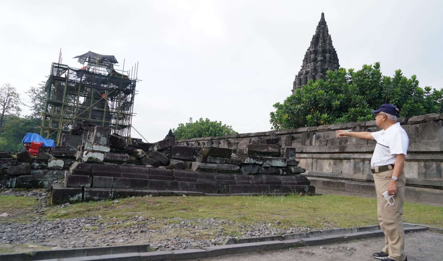 Wapres Ma'ruf Amin meninjau pemugaran kompleks Candi Prambanan, Sleman, Yogyakarta, diperkokoh dan anti gempa tanpa mengubah bentuk asli candi. (Foto: BPMMI Setwapres)