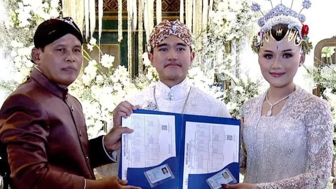 Pasangan Kaesang Pangarep dan Erina Gudono sudah mempunyai e-KTP dan KKT berstatus menikah dari Disdukcapil Yogyakarta, usai akad nikah pada Minggu, 10 Desember 2022. (Foto: YouTube Presiden Jokowi)