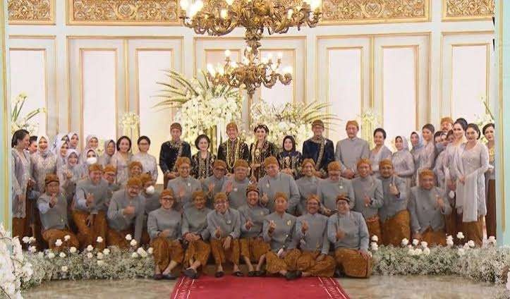 Para menteri Kabinet Indonesia Maju kompak pakai beskap dan kebaya abu-abu. (Foto: YouTube Presiden Jokowi)