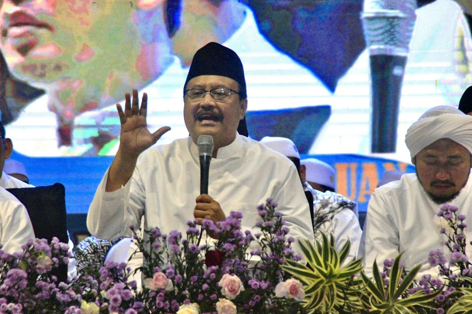 Walikota Pasuruan Saifullah Yusuf saat memberikan sambutan di acara Sholawat Akhir Tahun Bersama Majelis Syubbanul Muslimin. (Foto: dok. Humas Pemkot Pasuruan)