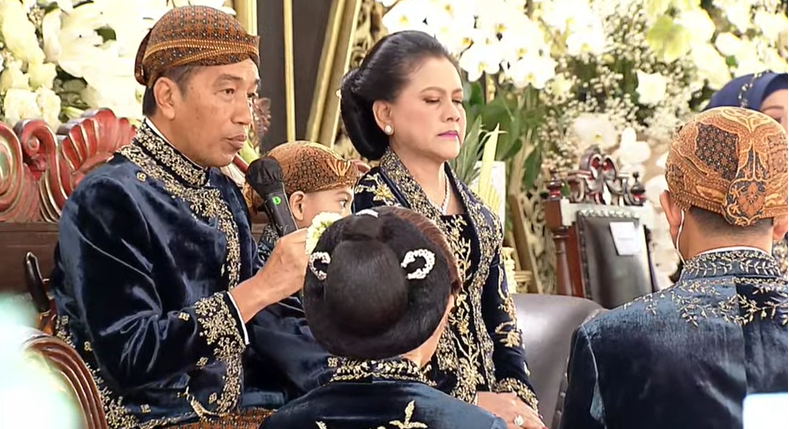 Presiden Jokowi memberikan nasihat untuk ketiga anaknya, menantu, dan cucu-cucunya untuk hidup rukun di prosesi tumplak punjen. (Foto: YouTube Presiden Jokowi)