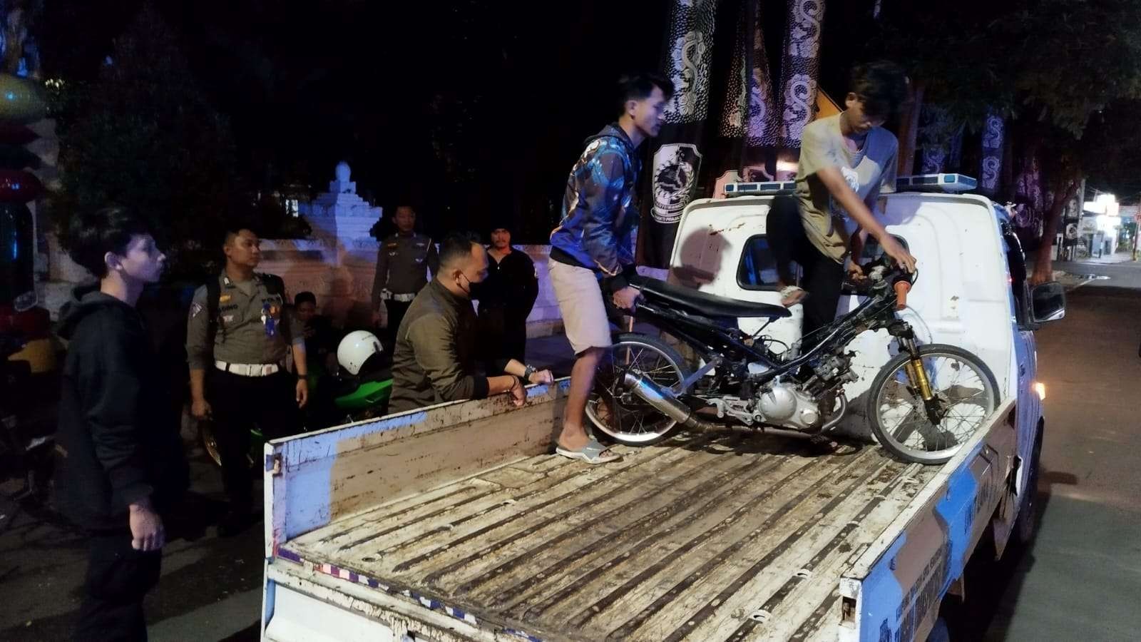 Salah satu sepeda motor diduga akan digunakan balap liar diamankan petugas kepolisian. (Foto: Muh Hujaini/Ngopibareng.id)