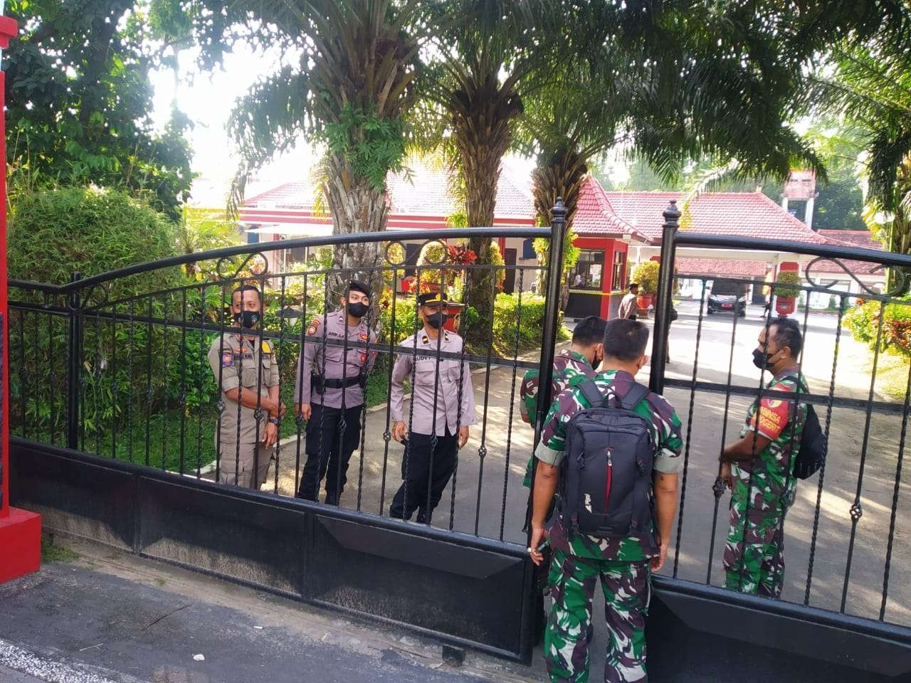 beberapa anggota polisi dan TNI berada di Rumag Dinas Walikota Blitar usai terjadi perampokan pada Senin, 12 Desember 2022 pukul 03.00-04.00 dini hari WIB tadi. (Foto: Istimewa)