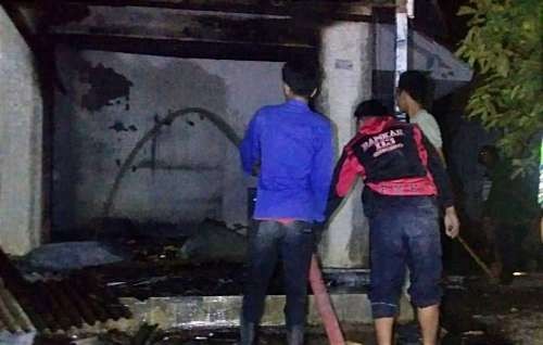 Petugas Damkar Situbondo memadamkan api membakar toko sembako di Desa Sumberanyar, Kecamatan Banyuputih.(Foto: BPBD Situbondo)