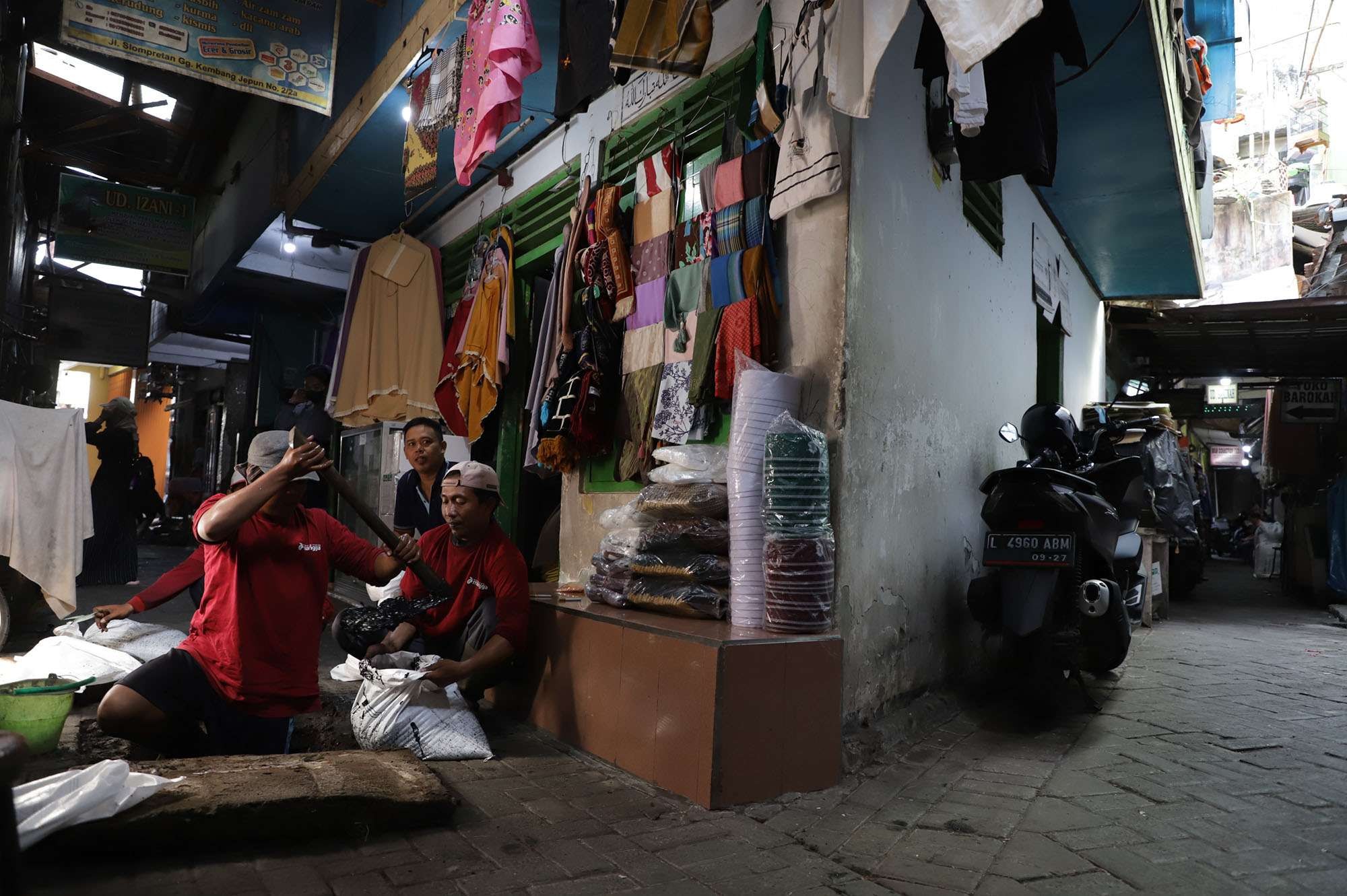 Kerja bakti 'Surabaya Bergerak' untuk jadikan Pasar Bong Night Shopping. (Foto: Humas Pemkot Surabaya)