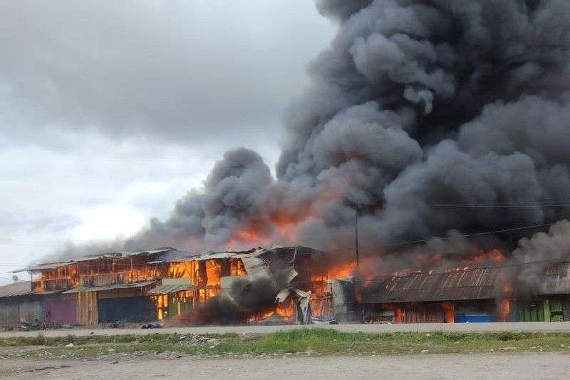 Pasar Waghete, Kabupaten Deiyai, Provinsi Papua Tengah, dibakar sekelompok warga pada hari Senin, 12 Desember 2022. (Foto: Ant)