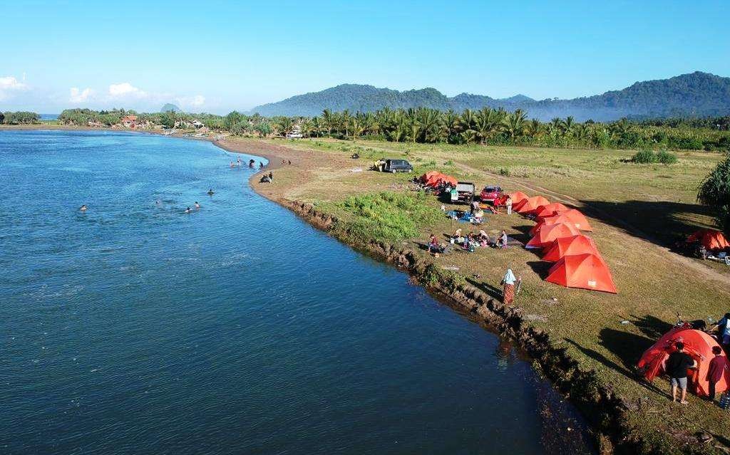 Destinasi wisata paket lengkap Pantai Muara Mbaduk di wilayah Banyuwangi bagian selatan. (Foto: Istimewa)