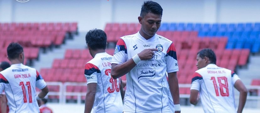 Striker Arema FC, Dedik Setiawan saat mencetak gol untuk Arema FC dalam laga kontra Persis Solo (Foto: Twitter/@AremafcOfficial)