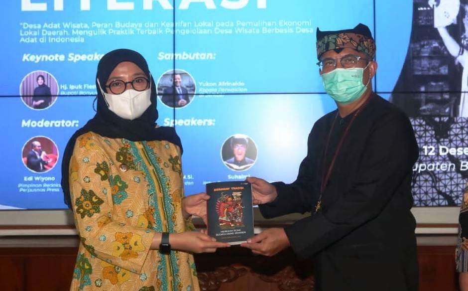 Bupati Banyuwangi Ipuk Fiestiandani menerima buku yang diterbitkan BI bersama PNRI (foto:istimewa)