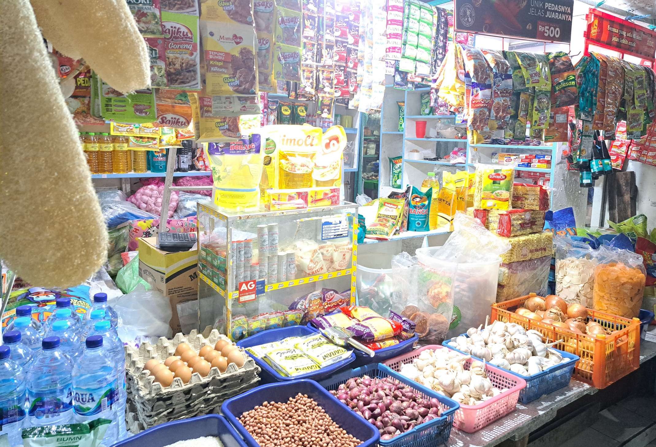Menjelang Natal dan Tahun Baru (Nataru) 2023, kebutuhan bahan pokok di beberapa pasar di Kota Surabaya sudah mengalami kenaikan harga signifikan. (Foto: Pita Sari/Ngopibareng.id)