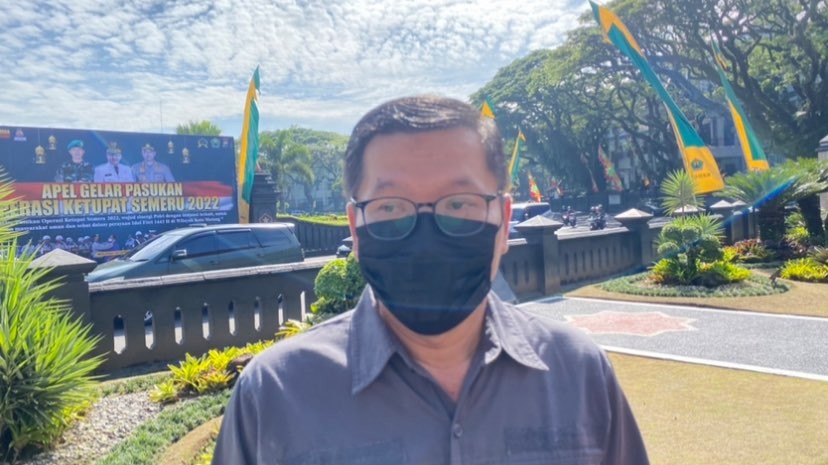 Kepala Dinas Kesehatan Kota Malang, dokter Husnul Mu’arif saat berada di halaman Balaikota Malang (Foto: Lalu Theo/ngopibareng.id)
