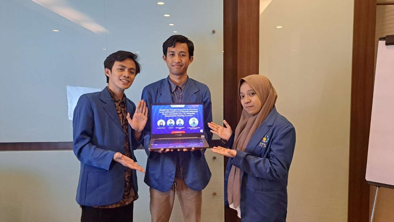 Abdul Hadi, Mohammad Naufal Al Farros dan Nindya Eka Winasis saat menunjukkan inovasi rancangannya untuk deteksi tsunami. (Foto: Dokumentasi ITS)