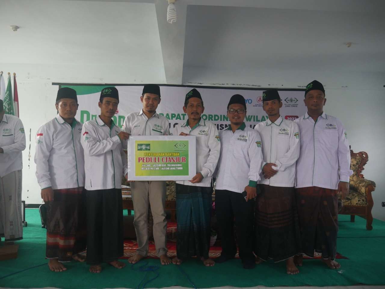 NU Care-LAZISNU PWNU dan PCNU se-Jawa Timur bersama-sama melakukan penggalangan dana kepada masyarakat untuk membantu para korban gempa CIanjur yang masih terus berjuang dalam masa pemulihan. (Foto:hms lazisNU)