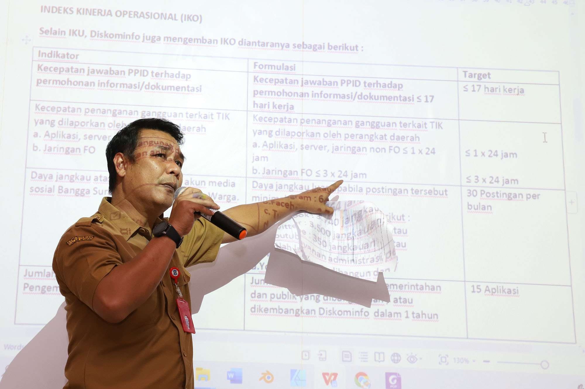 Kepala Dinas Komunikasi dan Informatika (Diskominfo) Kota Surabaya M Fikser memaparkan jumlah aduan sepanjang 2022. (Foto: Humas Pemkot Surabaya)
