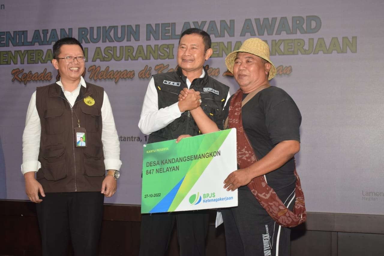 Bupati Lamongan Yuhronur Efendi menyerahkan asuransi. Ketenagakerjaan kepada nelayan (Foto:  Dokumen Dinas Kominfo Lamongan)