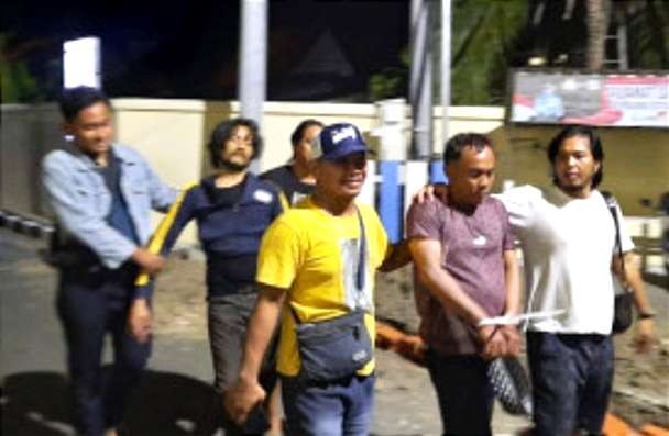 Pelaku pencurian dan penadah motor hasil curian di Alun-alun Situbondo diamankan ke Mapolres Situbondo. (Foto: Humas Polres Situbondo)