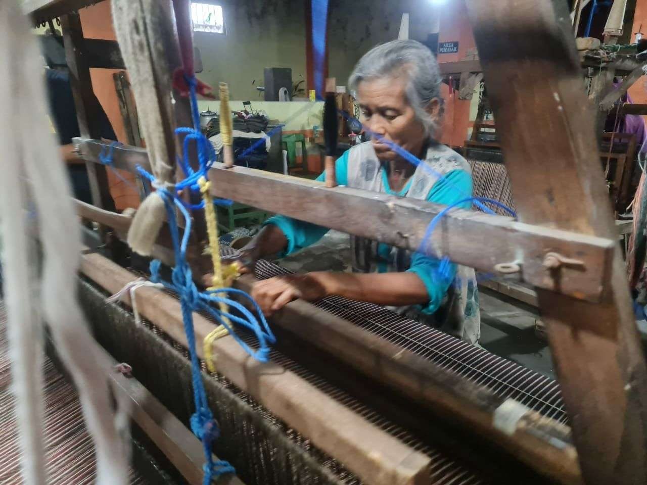 Usaha kerajinan kain lurik di Kabupaten Klaten ketiban untung, setelah salah satu produknya diberi nama Kain Lurik Ganjar. (Foto: Istimewa)