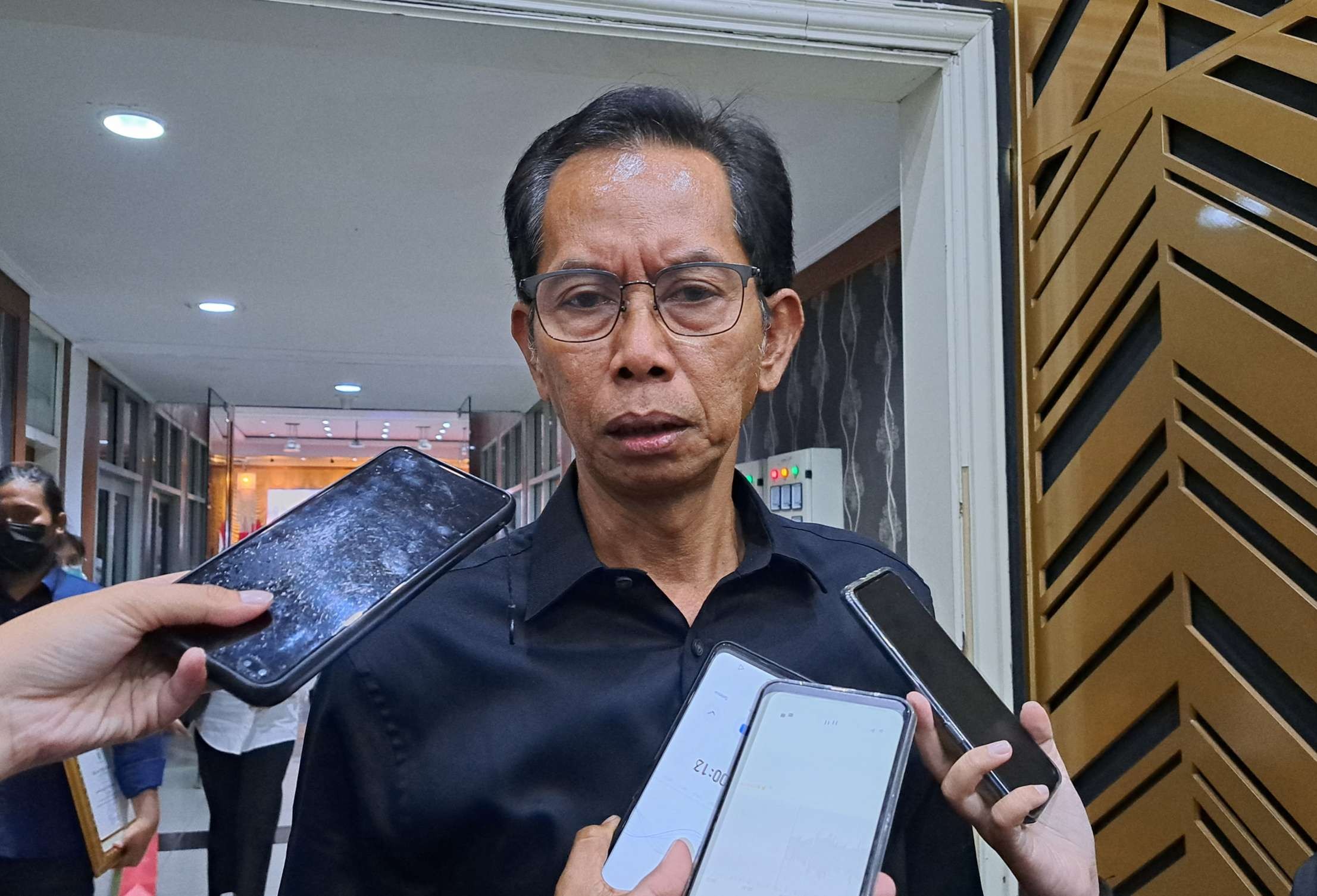 Adi Sutarwijono, Ketua DPRD Kota Surabaya saat ditemui wartawan di Graha Sawungaling. (Foto: Pita Sari/Ngopibareng.id)