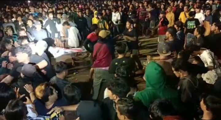 Aksi kericuhan antar penonton saat konser band Naff di alun-alun Tuban. (Foto: Khoirul Huda/Ngopibareng.id)