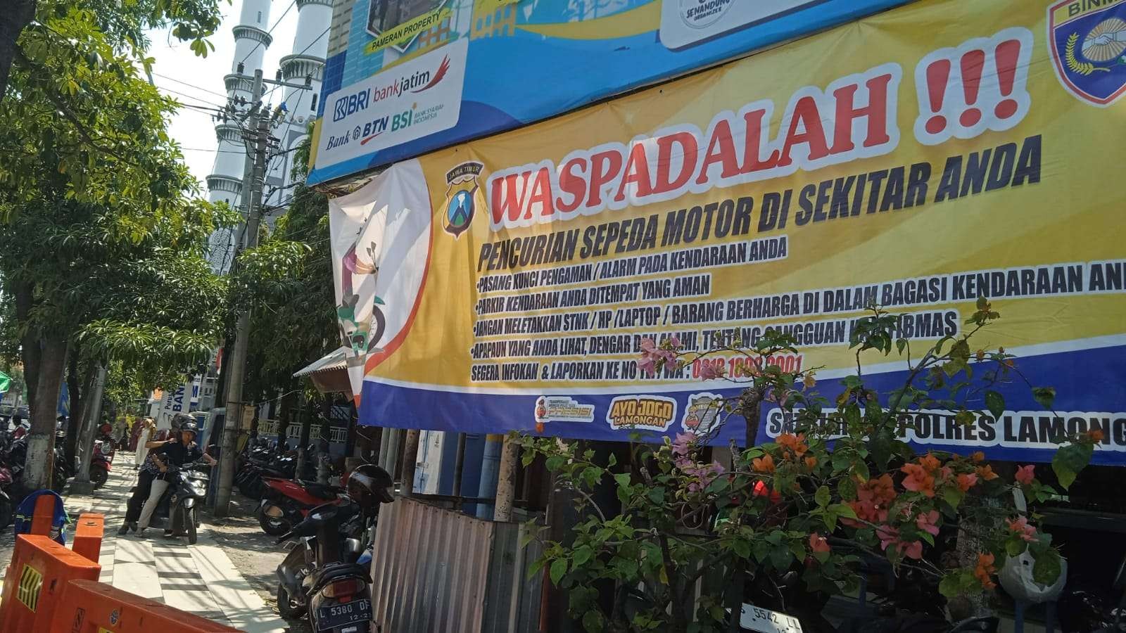 Banner peringatan waspada kejahatan bermotor marak terpasang di Lamongan (Foto: Imron Rosidi/ngopibareng.id)