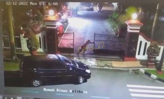Beredar rekaman CCTV seorang pria membukakan pintu untuk sebuah mobil Innova hitam plat merah. Jam di CCTV identik dengan waktu perampokan di rumah dinas Walikota Blitar, Santoso. (Foto: Instagram @cetul_22)
