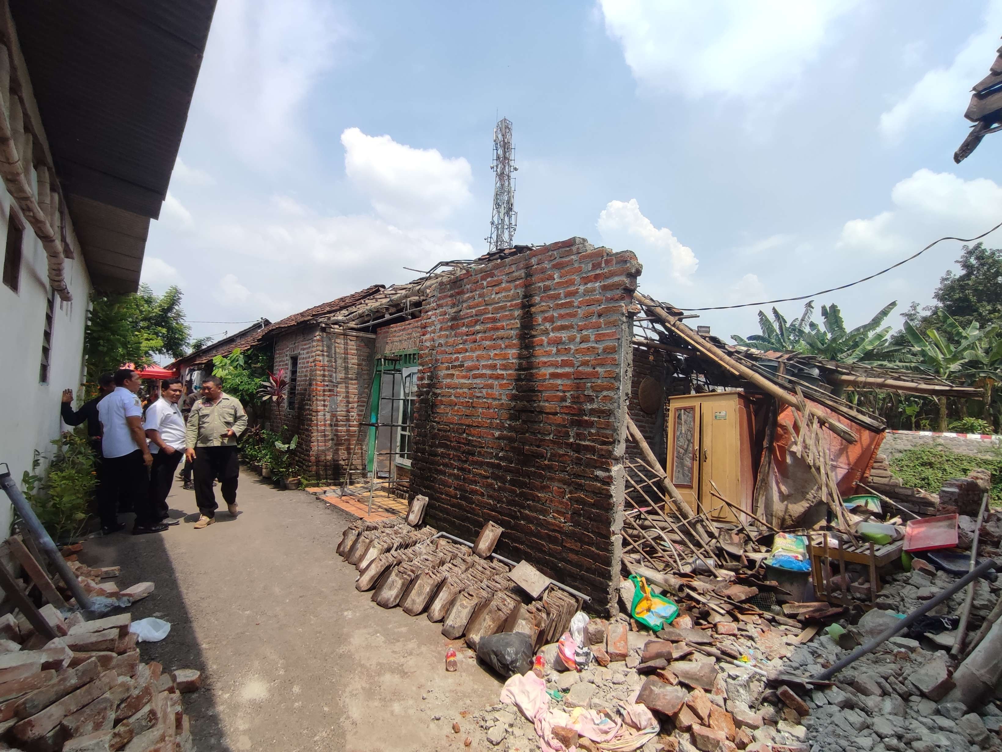 Rumah ambruk di Mojokerto, satu orang terluka. (Foto: Deni Lukmantara/Ngopibareng.id)