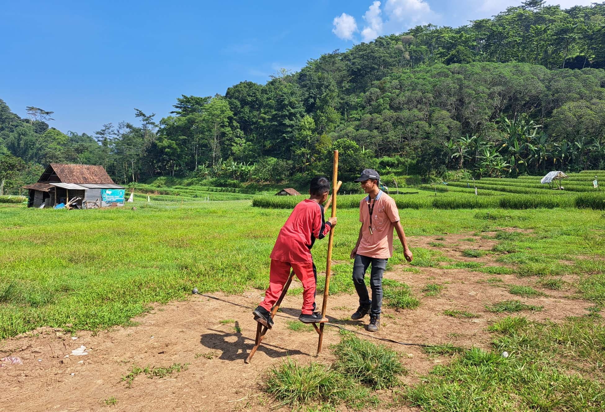 Bermain egrang untuk dinikmati saat berwisata di desa Ketapanrame.  (Foto: Pita Sari/Ngopibareng.id)