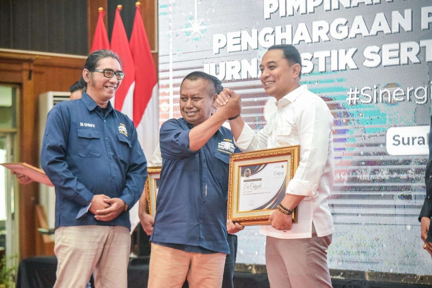 Walikota Surabaya Eri Cahyadi dalam ajang Potas Award 2022 saat menerima penghargaan tokoh penggerak reformasi. (Foto: Istimewa)