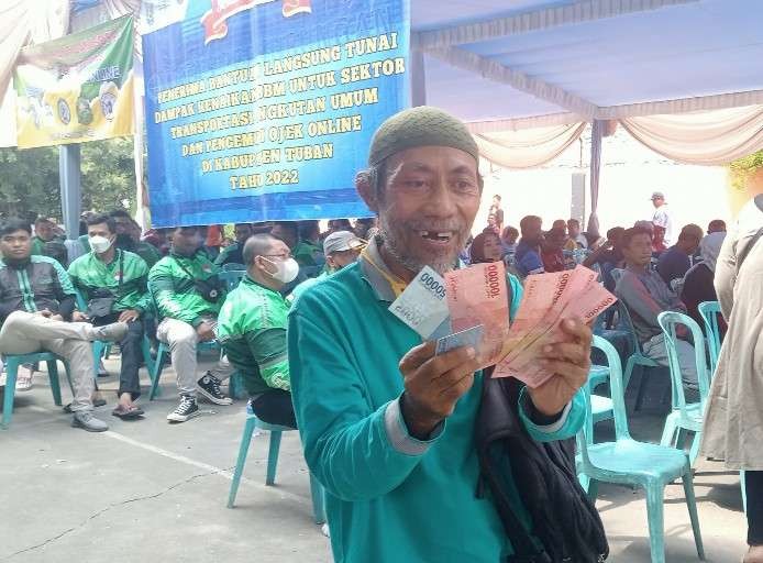 Salah satu keluarga penerima manfaat (KPM) penerima bantuan langsung tunai (BLT) Bahan Bakar Minyak (BBM) di Tuban, Jawa Timur, menunjukkan uang pencairan. (Foto: Khoirul Huda/Ngopibareng.id)