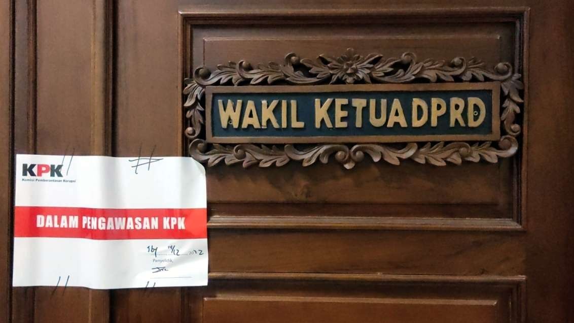 Ruang kerja Wakil Ketua DPRD Jatim, Sahat Tua Simanjuntak (STS) disegel penyidik KPK. (Foto: Fariz Yarbo/Ngopibareng.id)
