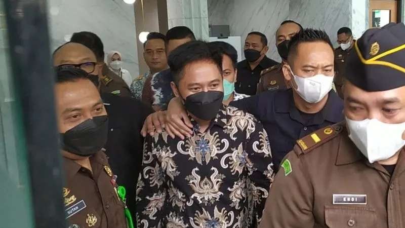 Doni Salmanan (berbaju batik) saat berada di kantor Kejati Jawa Barat,  pada Selasa 5 Juli 2022. (Foto: Antara)