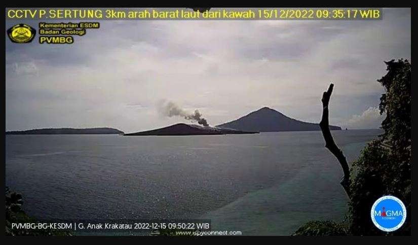 Gunung Anak Karakatau erupsi di Selat Sunda, Jawa Barat, Kamis 15 Desember 2022. (Foto: MAGMA/Twitter PVMBG)